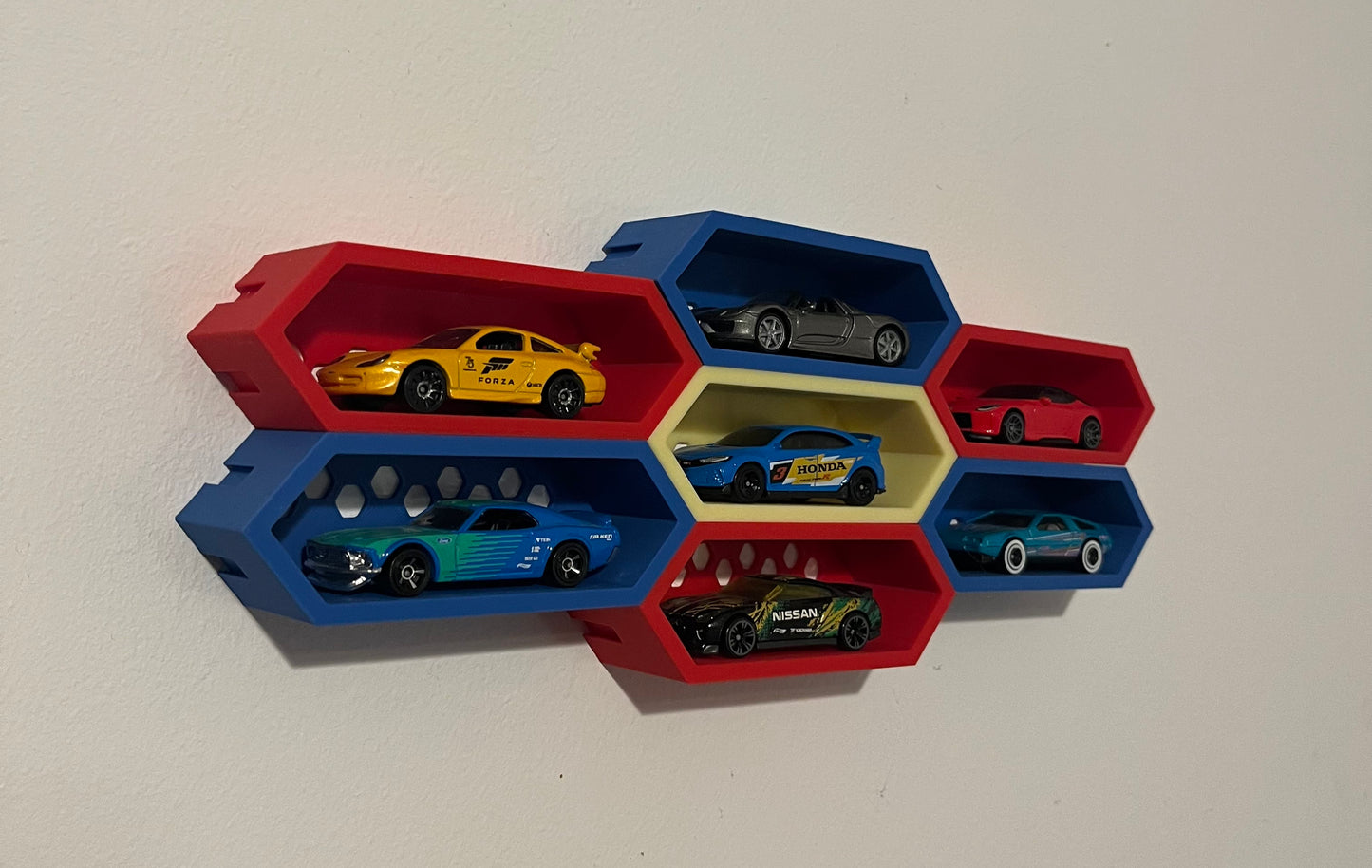 Suport de perete compatibil cu mașinuțe Hot Wheels (scară 1/64) - Crafio.