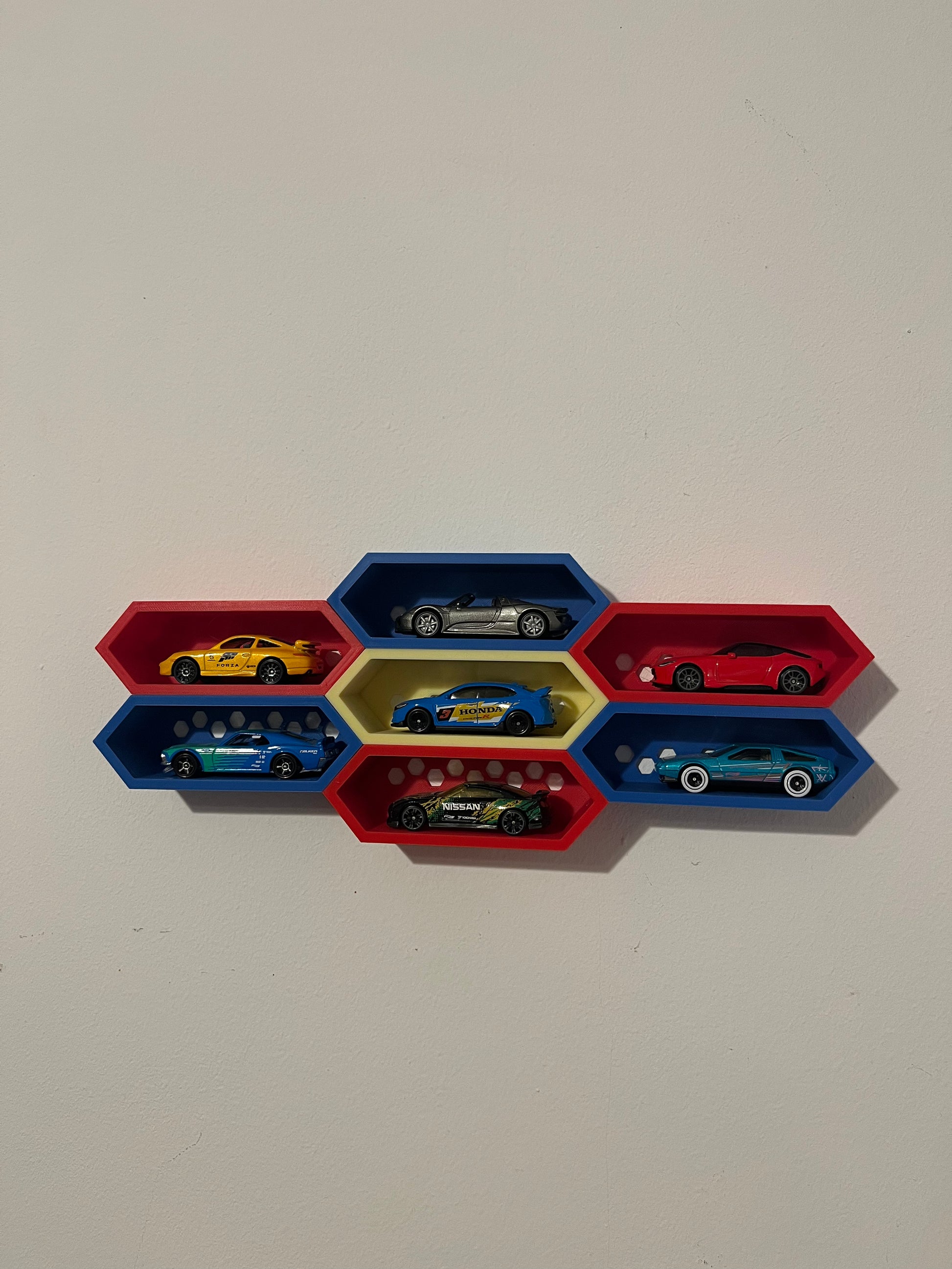 Suport de perete compatibil cu mașinuțe Hot Wheels (scară 1/64) - Crafio.