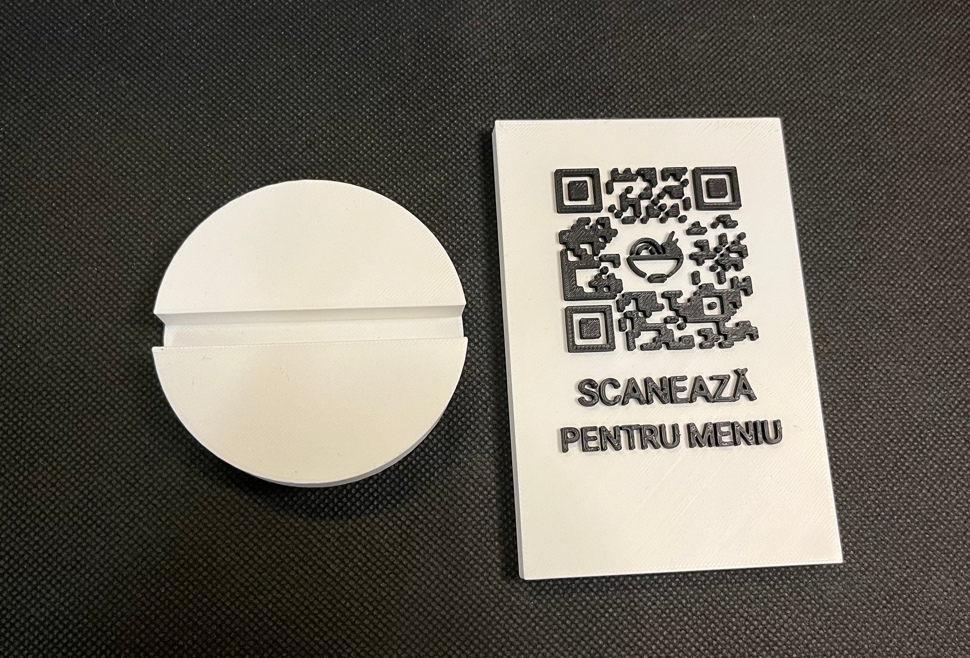 Stand rotund cu placă personalizată - Crafio.